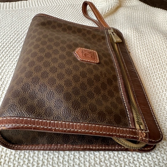 Celine Triomphe Vintage leather clutch bag
Good condition
Brown, Leather - Picture 2 of 14